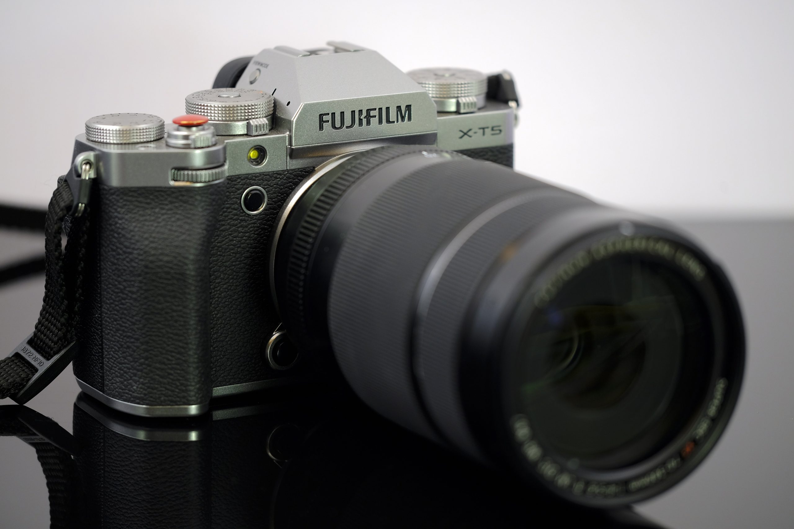 Fujifilm X100VI: aparatul foto compact premium care continuă să fie foarte căutat