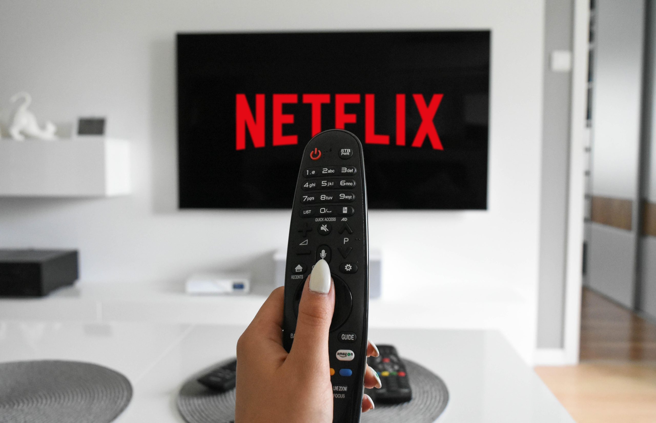 Hisense 65E7KQ PRO: ce oferă televizorul QLED 4K cu rată de refresh 144 Hz